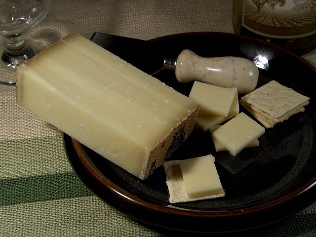 格吕耶尔干酪（瑞士浓味干酪 起司 乳制品 - 上的免费照片