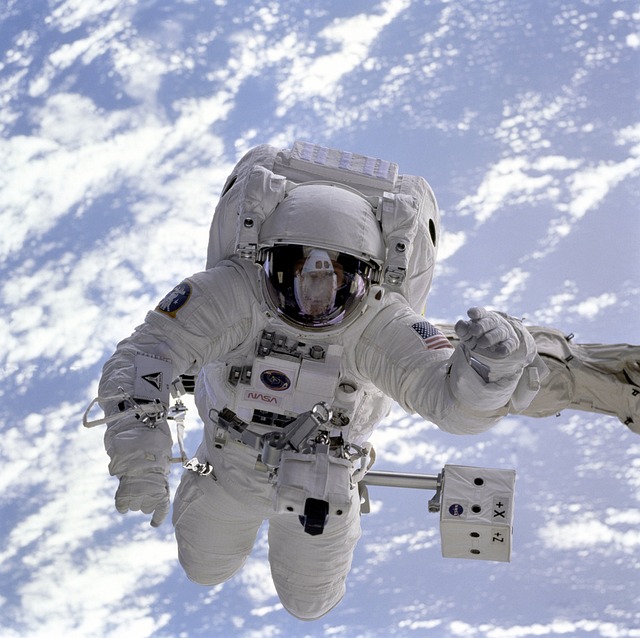 宇航员 航天飞机 太空行走 - 上的免费照片