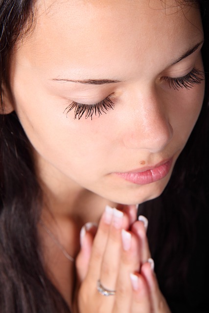 女孩 祈祷 手 - 上的免费照片