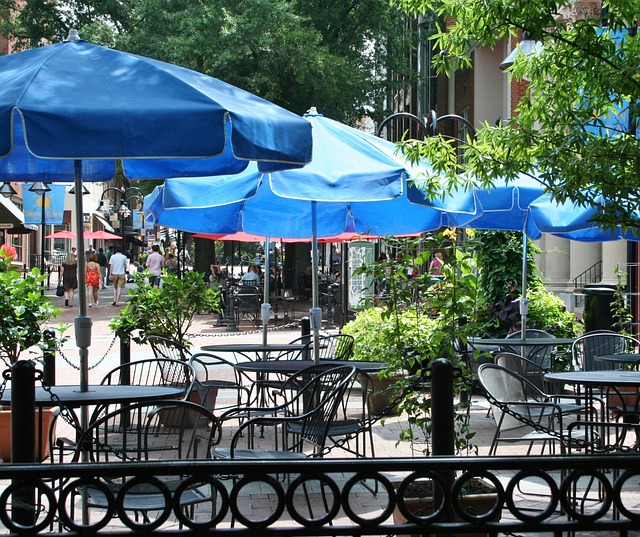 人行道咖啡馆 人行道餐厅 桌子 - 上的免费照片