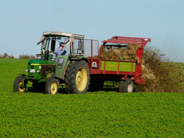 农业 拖拉机 施肥 - 上的免费照片
