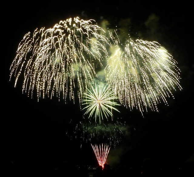 烟花 光 夜晚 - 上的免费照片
