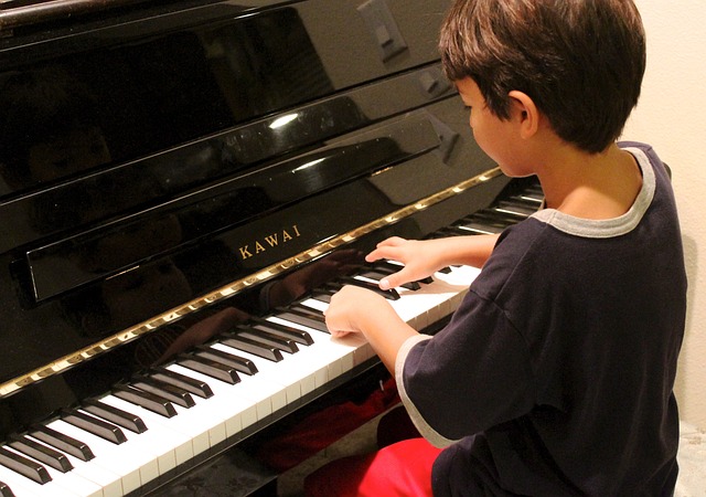 钢琴 男孩 玩 - 上的免费照片