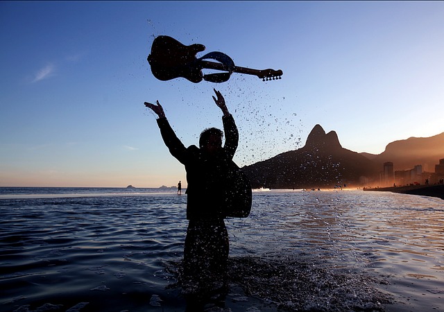 人 吉他 海 - 上的免费照片