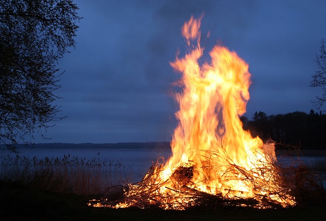 火 篝火 夜晚 - 上的免费照片