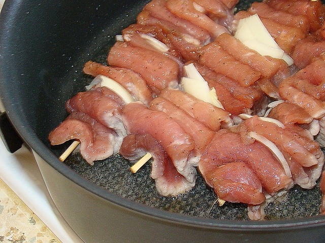 烤羊肉串 肉 洋葱 - 上的免费照片