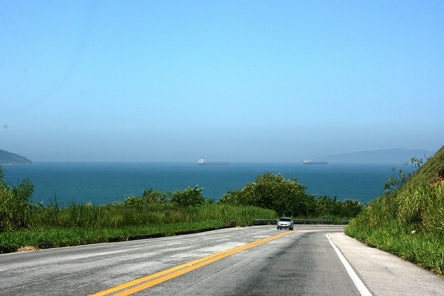 路 汽车旅行 海 - 上的免费照片