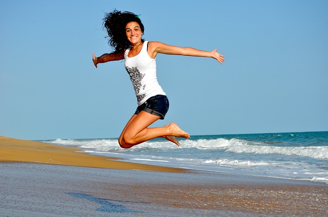 女士 海滩 跳 - 上的免费照片