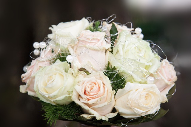 一束花朵 玫瑰 婚礼花束 - 上的免费照片