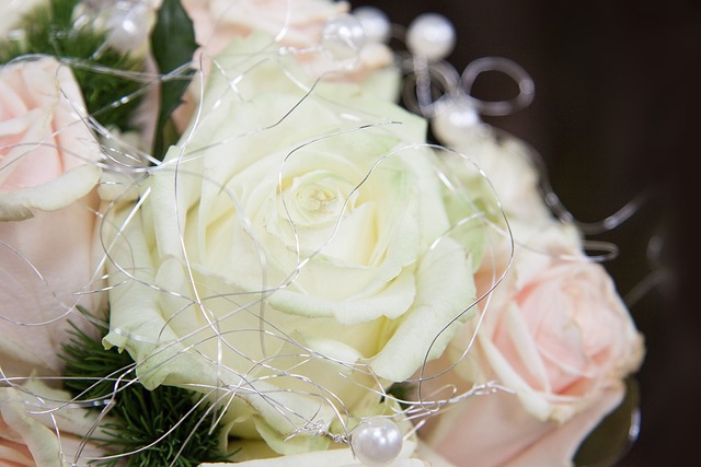 一束花朵 玫瑰 婚礼花束 - 上的免费照片