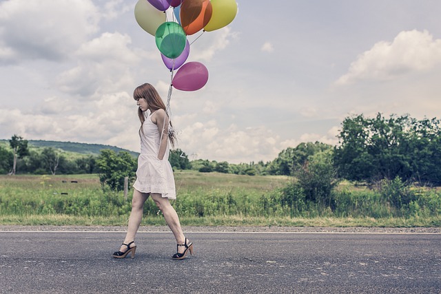 气球 女孩 步行 - 上的免费照片