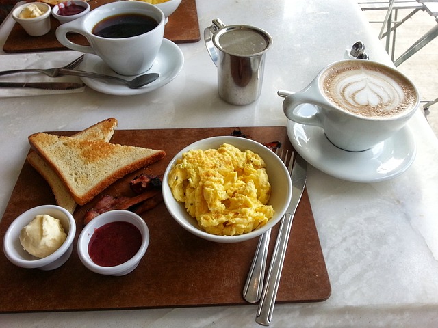 炒鸡蛋 早餐 咖啡 - 上的免费照片