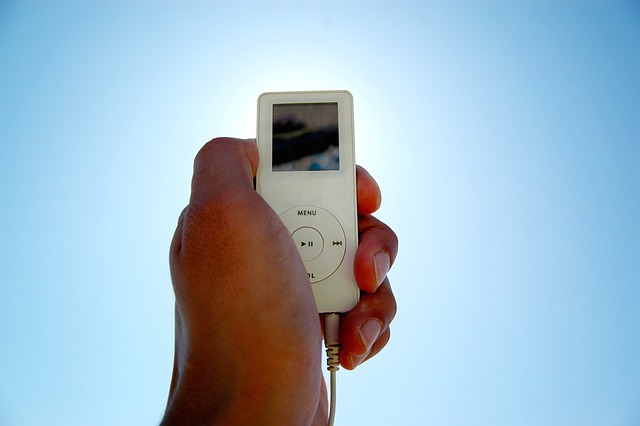 豆荚 Mp3 播放器 手 - 上的免费照片