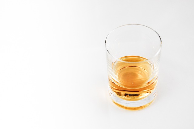 玻璃 威士忌酒 - 上的免费照片