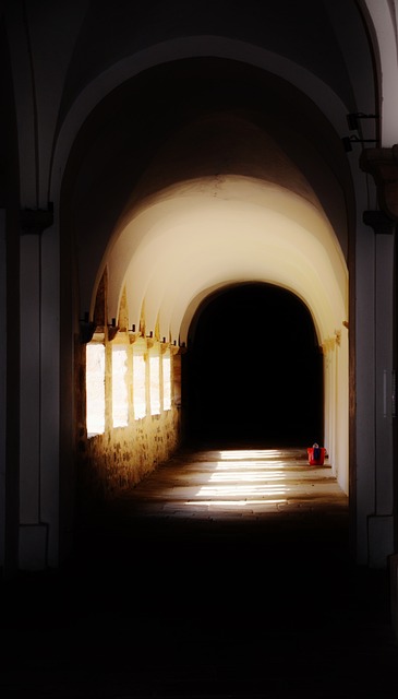 严峻 走廊 修道院 - 上的免费照片
