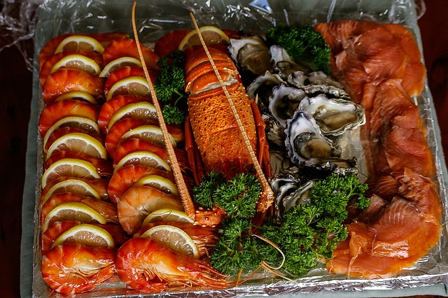 海鲜 对虾 烟熏三文鱼 - 上的免费照片