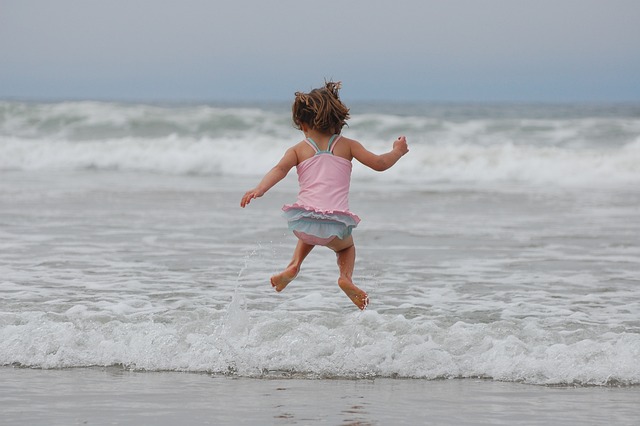 女孩 海滩 跳 - 上的免费照片