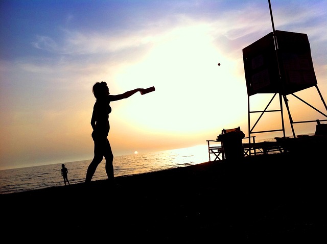 女士 海滩 逆光 - 上的免费照片