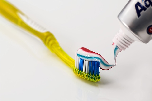 牙刷 牙膏 牙科护理服务 - 上的免费照片