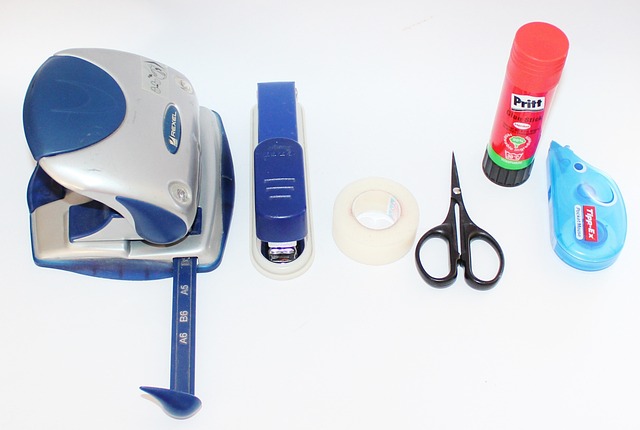 办公室 办公用品 穿孔器 - 上的免费照片