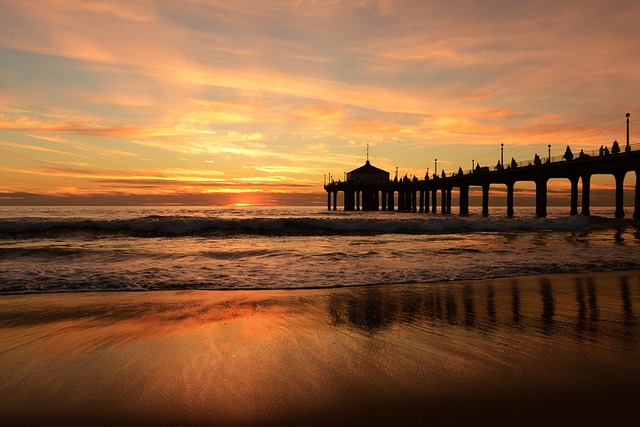 海滩 日落 木板路 - 上的免费照片