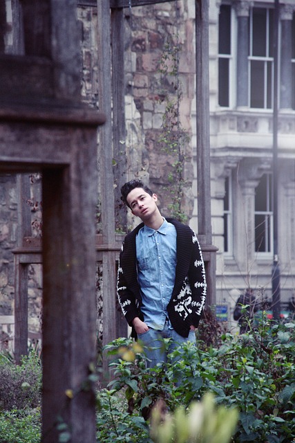 年轻男子 花园 城市 - 上的免费照片