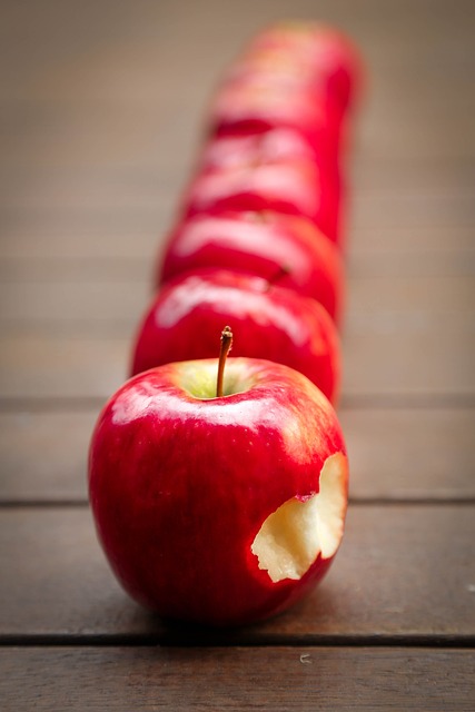苹果 水果 红色的 - 上的免费照片