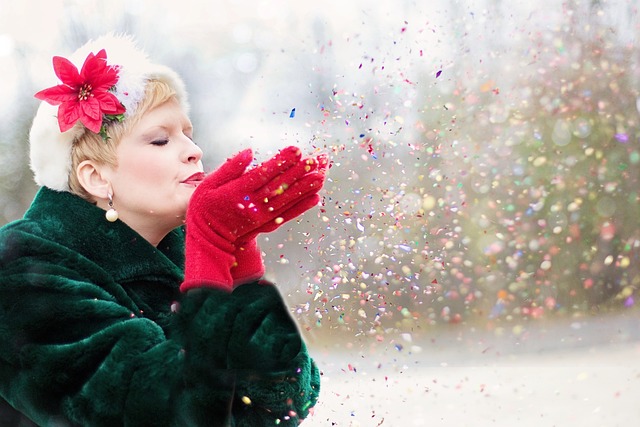 年轻女子 吹闪光 圣诞节 - 上的免费照片