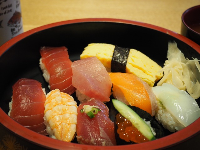 寿司 蛋 三文鱼 - 上的免费照片