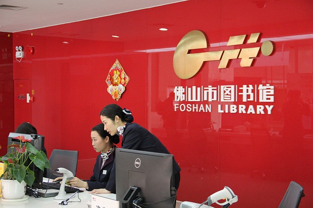 图书馆 图书馆前台 美女 - 上的免费照片