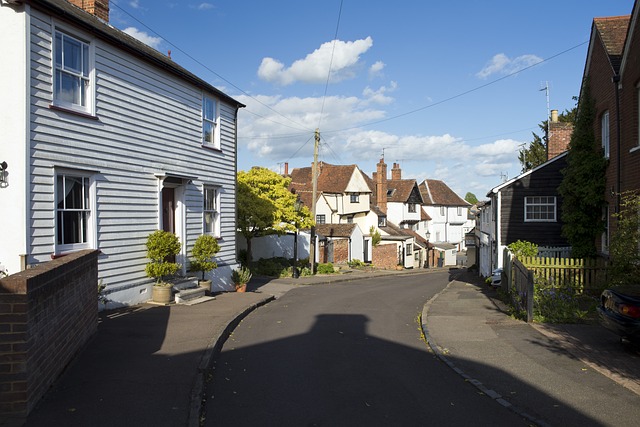 英国乡村街景 不拘一格的建筑 电线杆 - 上的免费照片