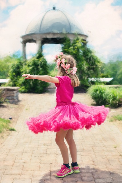 旋转的小女孩 跳舞 户外 - 上的免费照片