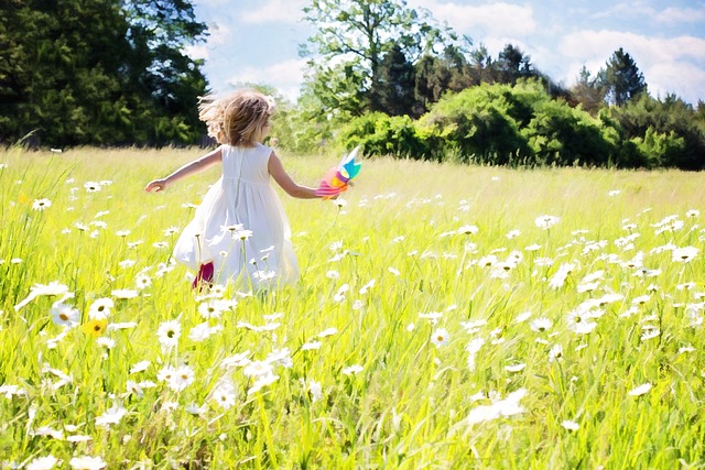 奔跑的小女孩 雏菊 自然 - 上的免费照片