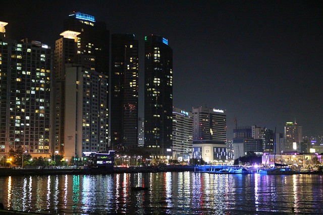 夜景 城市 海洋 - 上的免费照片