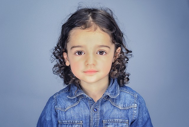 孩子 肖像 卷发 - 上的免费照片