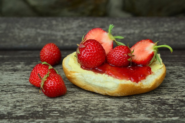 草莓 草莓酱 果酱面包 - 上的免费照片