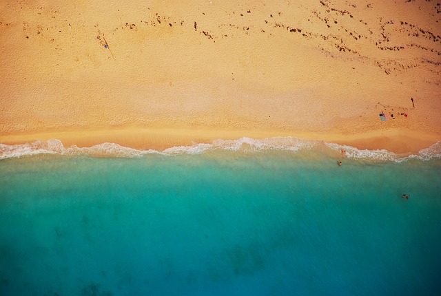 海滩 海岸线 鸟瞰图 - 上的免费照片