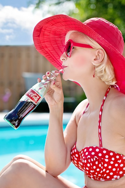 女士 喝 可口可乐 - 上的免费照片