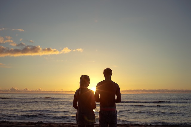 夫妻 日落 海滩 - 上的免费照片