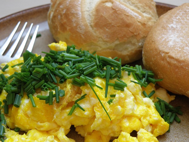 早餐 炒鸡蛋 包子 - 上的免费照片