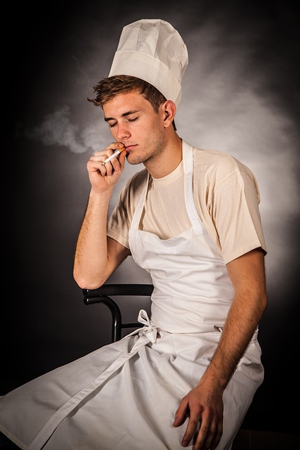 男人 厨师 抽烟 - 上的免费照片