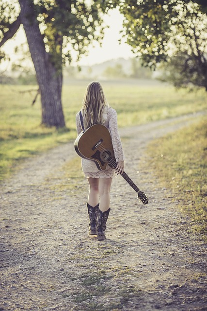 吉他 乡村小路 女性 - 上的免费照片