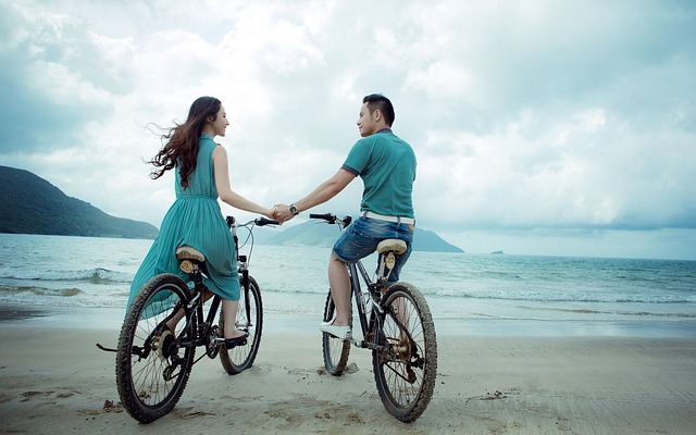 夫妻 海滩 自行车 - 上的免费照片