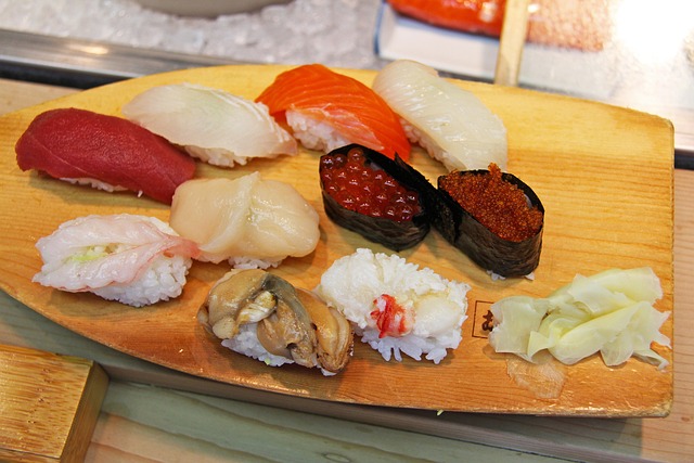 真正的 寿司 生鱼片 - 上的免费照片
