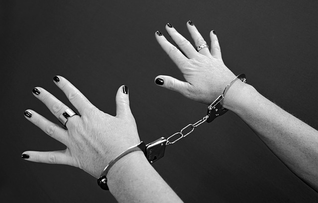 手铐 囚犯 女士 - 上的免费照片