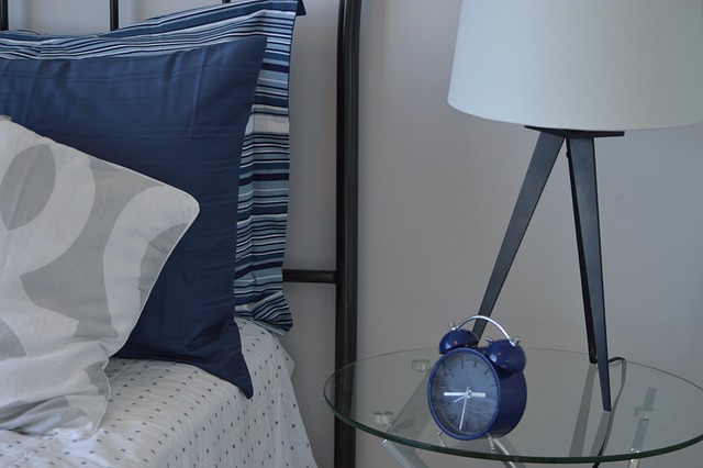 卧室 床 闹钟 - 上的免费照片