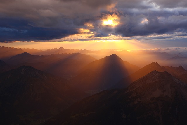 山 顶峰 日落 - 上的免费照片