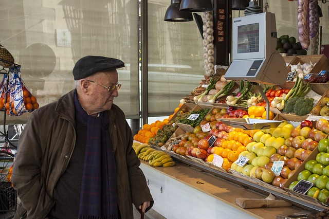 老人 水果店 称重机 - 上的免费照片
