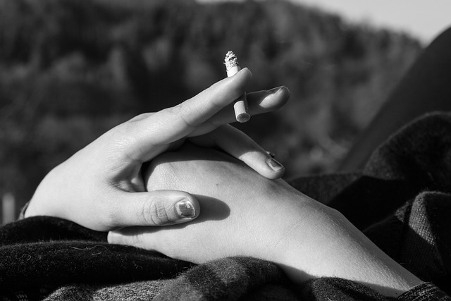 手 抽烟 女士 - 上的免费照片