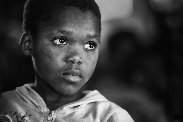 男孩 非洲人 黑和白 - 上的免费照片